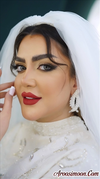 عروس گوشه تیره با رژ قرمز