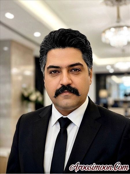 خواننده و مجری تالار 